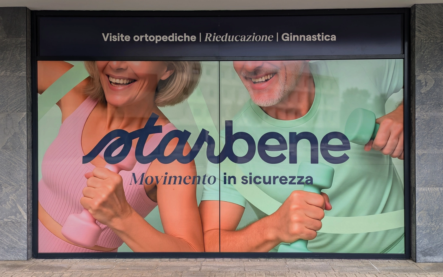 Vetrofania con il claim Movimento in sicurezza
